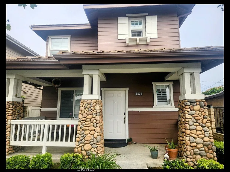 121 E C St — Photo 1