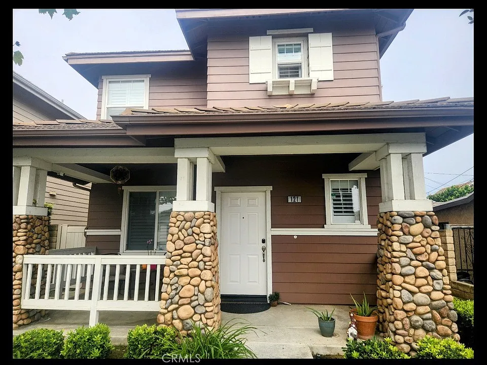 121 E C St