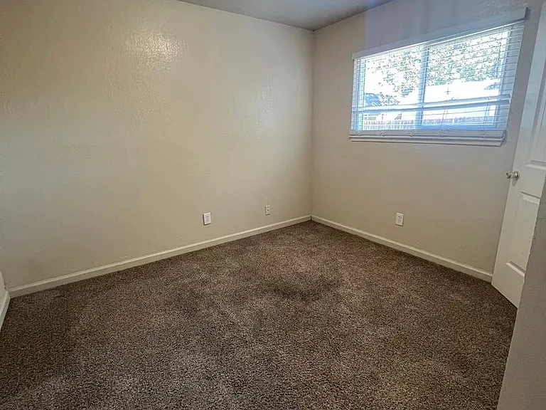 1143 W 1st St — Photo 31