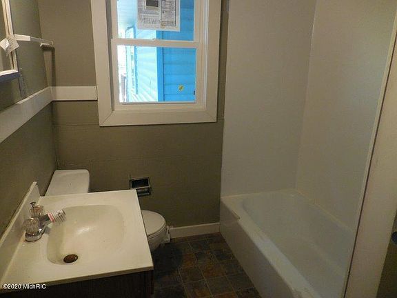 5th image of 2508 Hoyt St