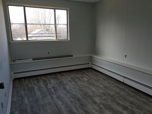 3rd image of 133 Warwick Rd N APT F
