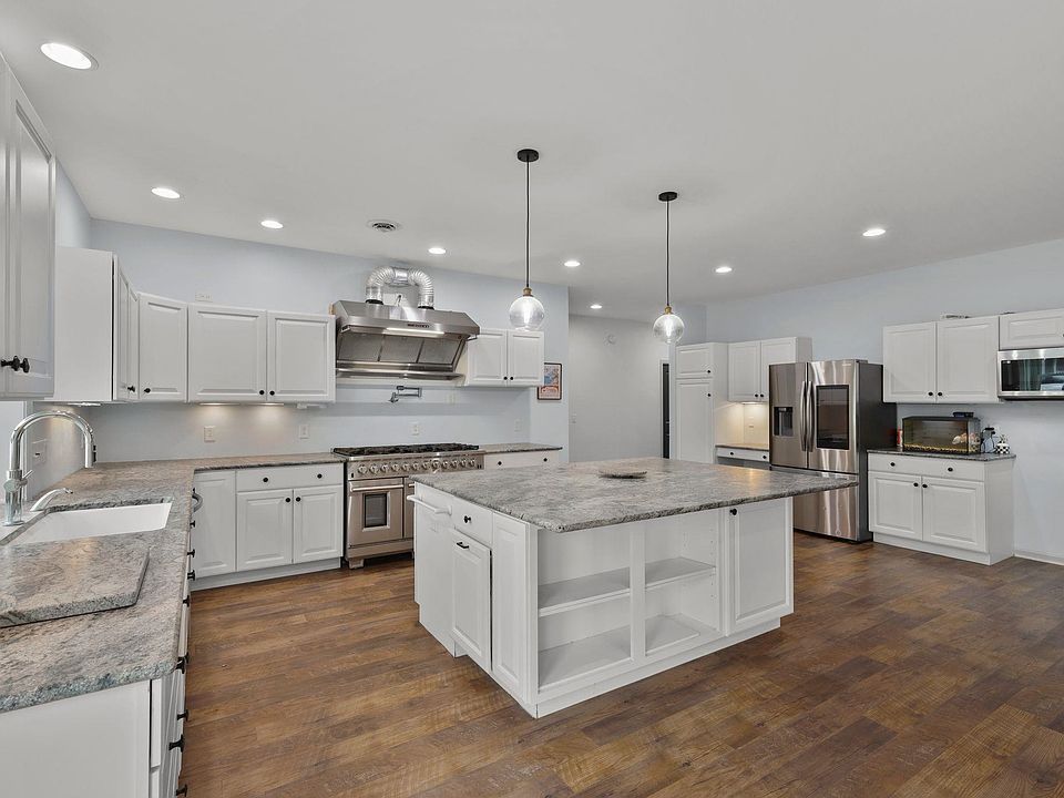 1st image of 700 Paradise Dr