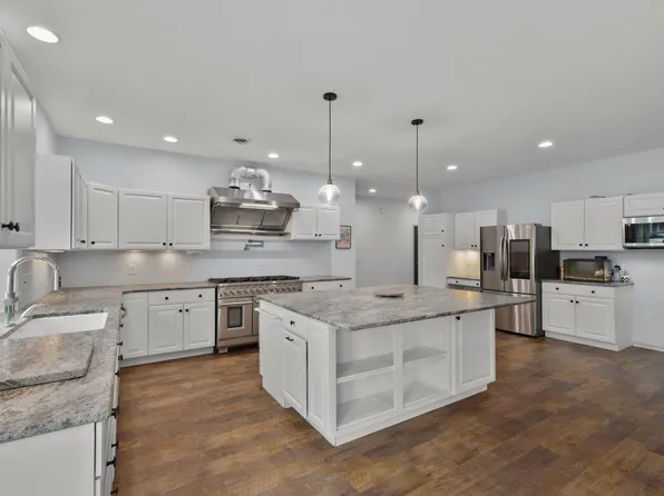700 Paradise Dr, Stoughton, WI 53589