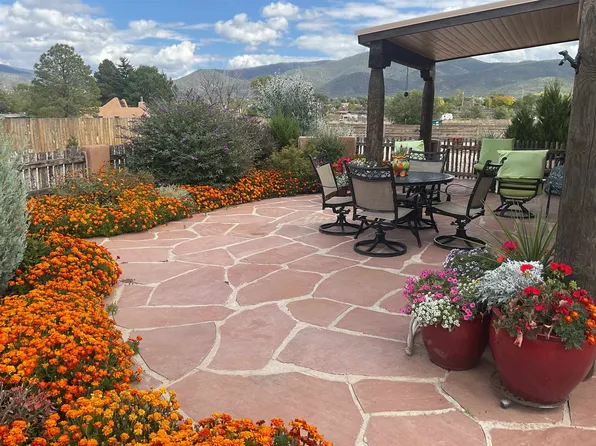 25 Medina Lane, Ranchos de Taos, NM 87557