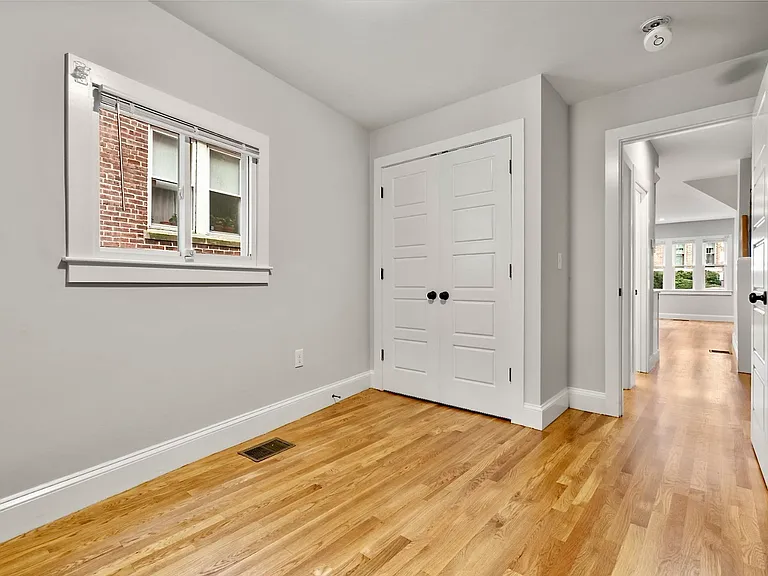 129 Sutherland Rd — Photo 9