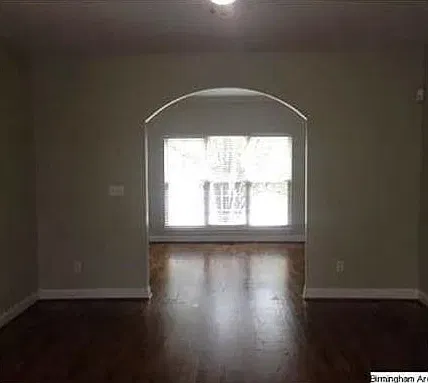5 bed, 2400 sqft, $3,200 — Photo 2