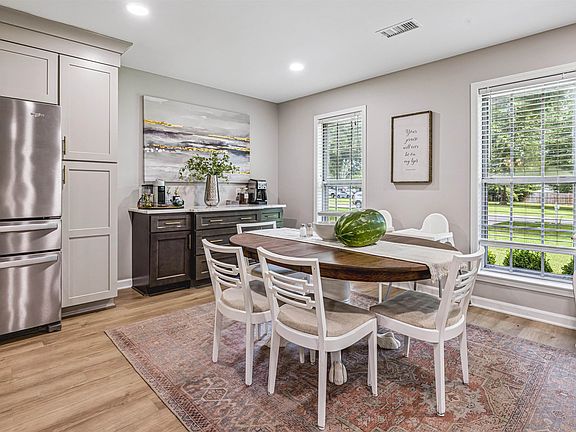3rd image of 293 Andrew Way