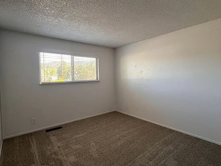 145 Michelle Dr — Photo 6