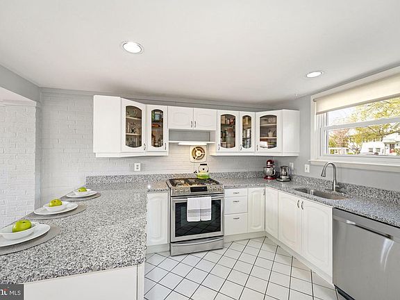 3rd image of 915 Croton Dr