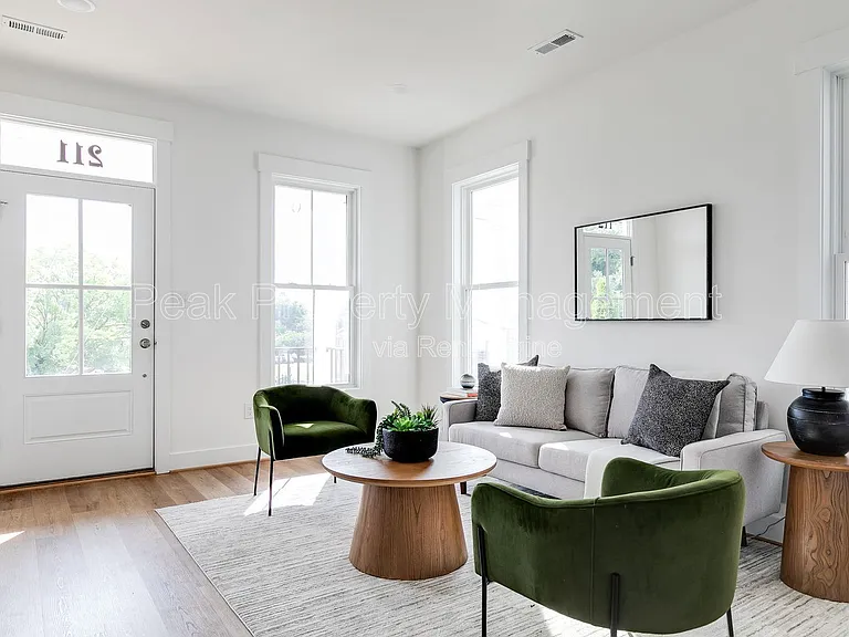 211 E 15th St — Photo 11