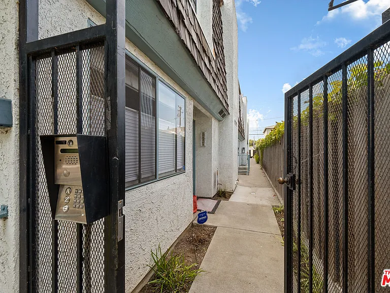 2337 Oak St #2 — Photo 5