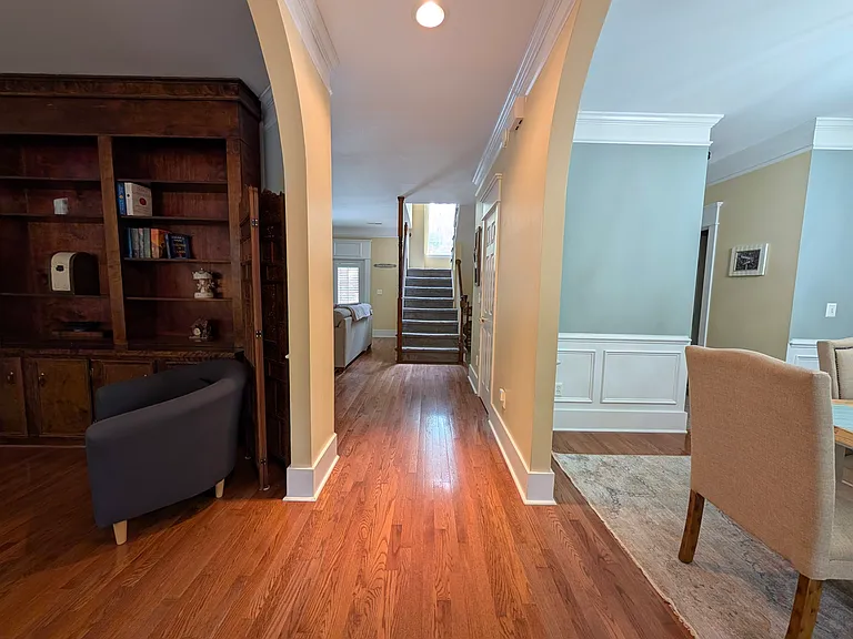 1920 Oak Tree Ln — Photo 16