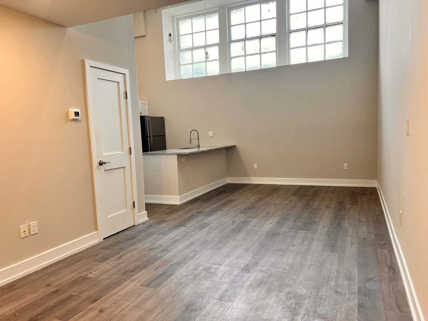 Modern 2 Bed with Hardwood floors, High Ceilings and stainless Steel Appliances. — Photo 1