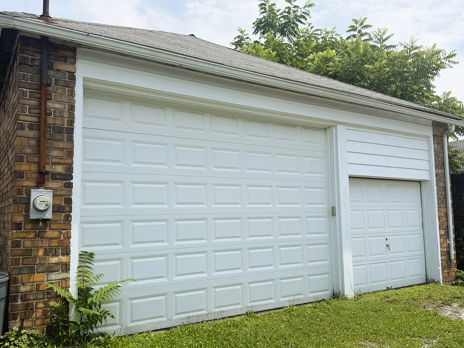 Large Two Car Garage — Photo 1