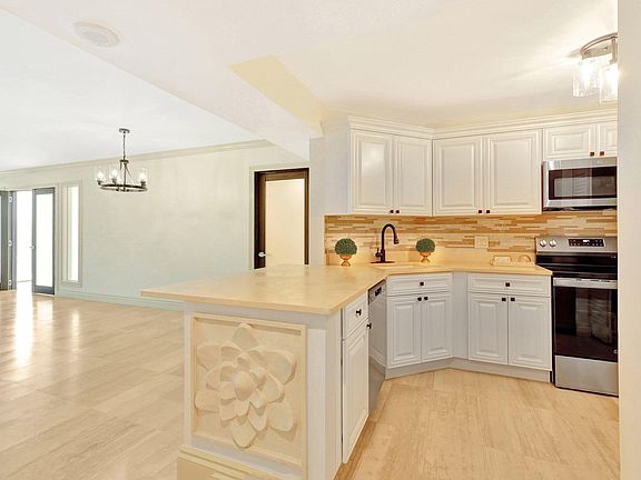 4th image of 2425 Presidential Way #403