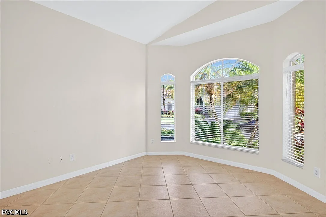 3 bed, 2.0 bath, 1910 sqft, $2,500 — Photo 3