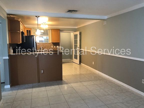 5th image of 211 12th Ave S APT A