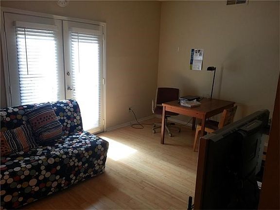 5th image of 914 W 22nd 1/2 St #202