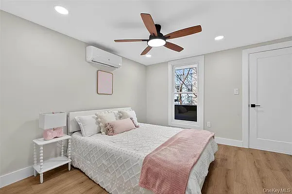 Bedroom, photo 1