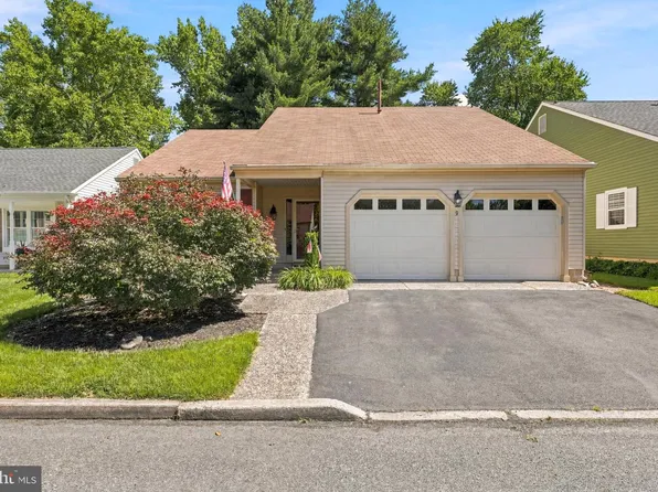 9 Stonybrook Ct, Medford, NJ 08055