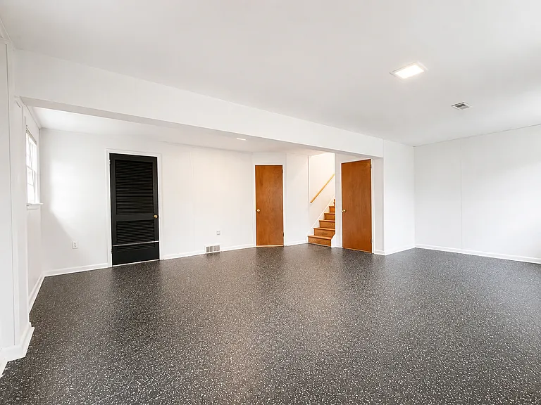 527 W Marion St — Photo 22
