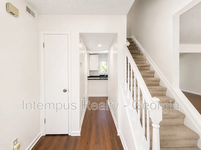 3 bed, 2.5 bath, 1800 sqft, $2,300 — Photo 2