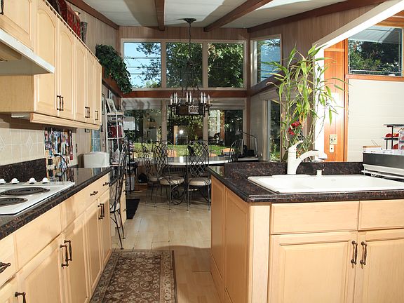 3rd image of 5 Somerset Dr S