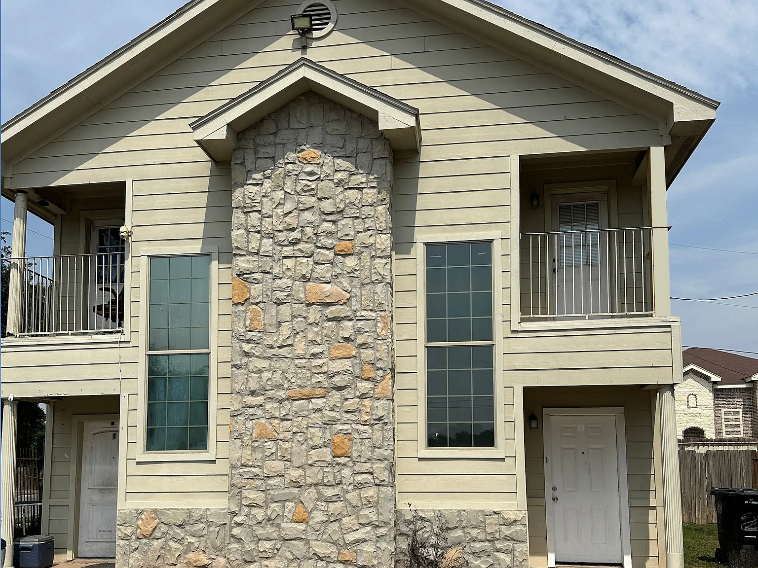 2 bed, 1.5 bath, 1054 sqft, $925 — Photo 1