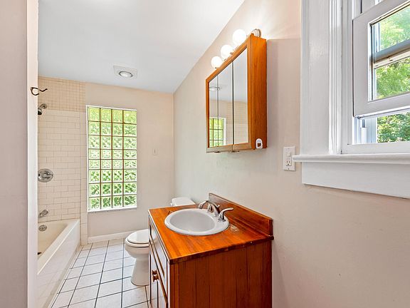 Bathroom picture prior to updates