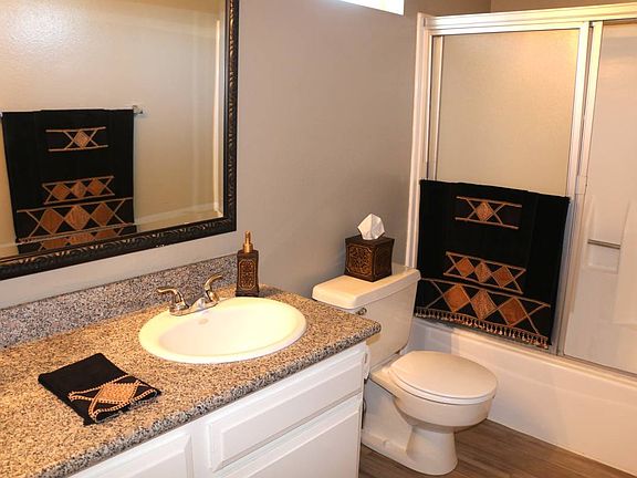 4th image of 315 E Broadway #3/3