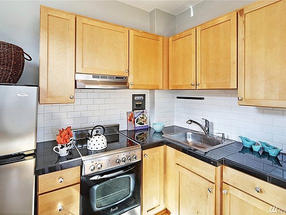 5th image of 905 NE 43rd St APT 311