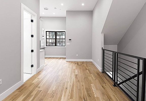 4th image of 542 Chauncey St #1