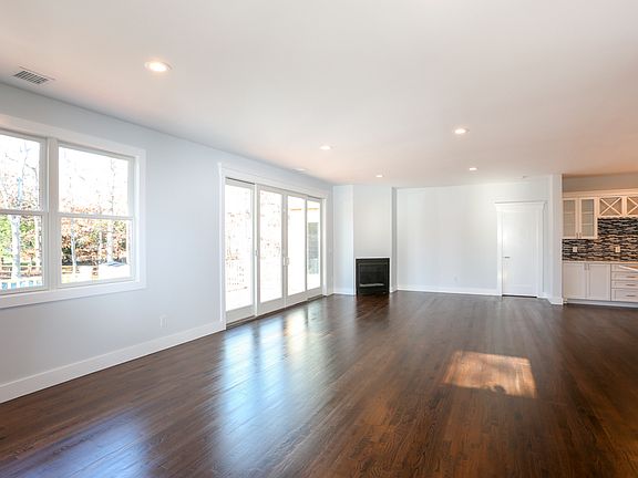 5th image of 210 Norfolk Dr