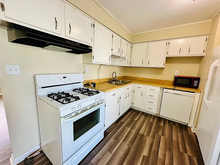 710 Latimer Ave — Photo 9