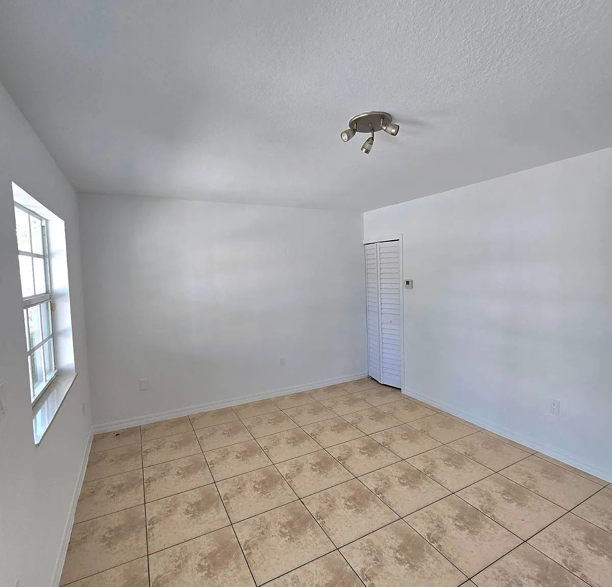 3 bed, 2.0 bath, 1650 sqft, $3,000 — Photo 2