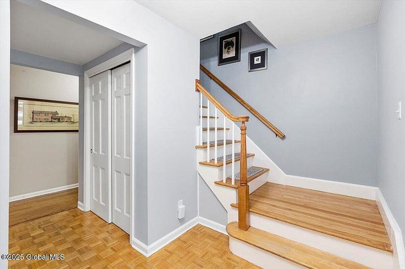 3rd image of 28 E Bayberry Road