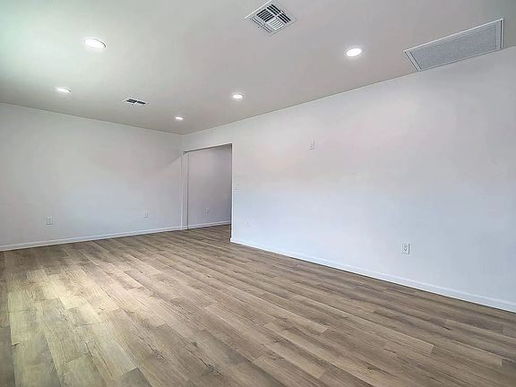 5th image of 948 E Waverly St #277