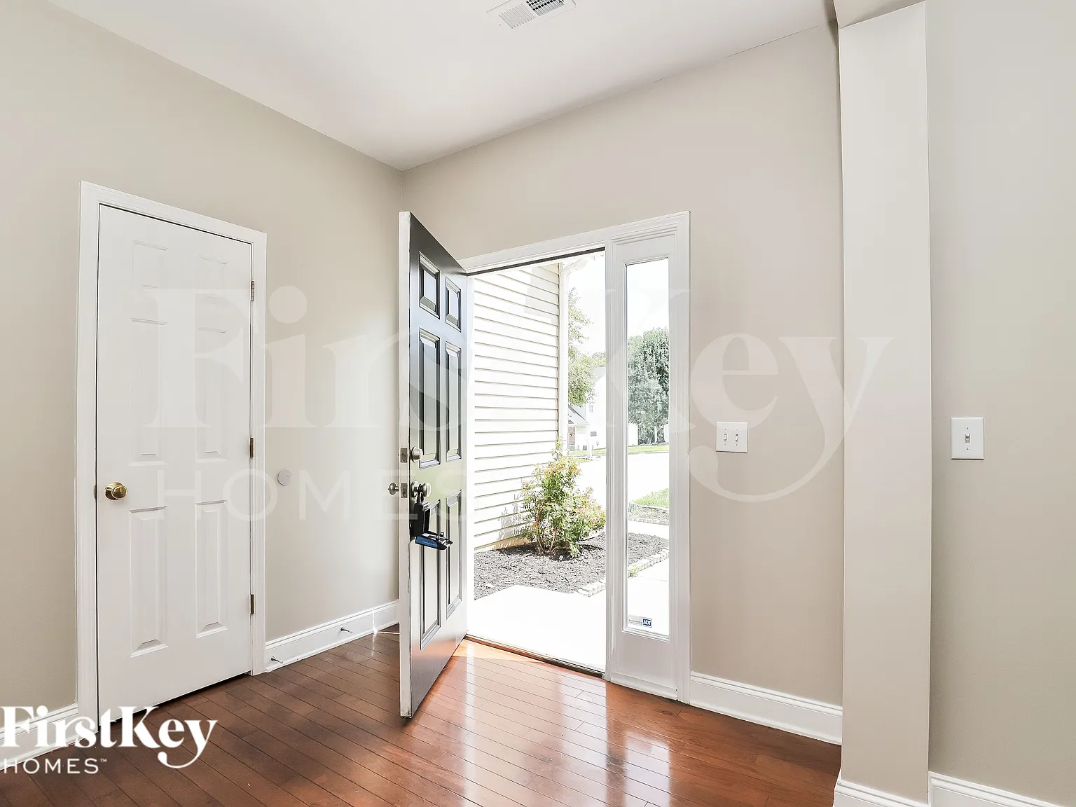 3 bed, 2.5 bath, 2667 sqft, $2,195 — Photo 3