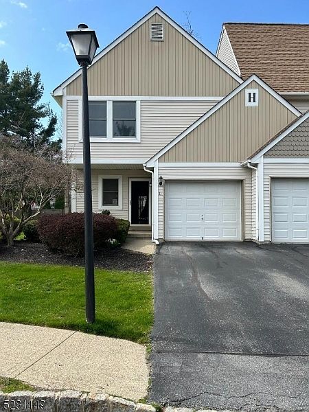 1st image of 13 Heritage Ln #13