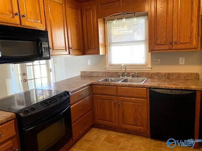 3 bed, 2.0 bath, 1200 sqft, $1,300 — Photo 2