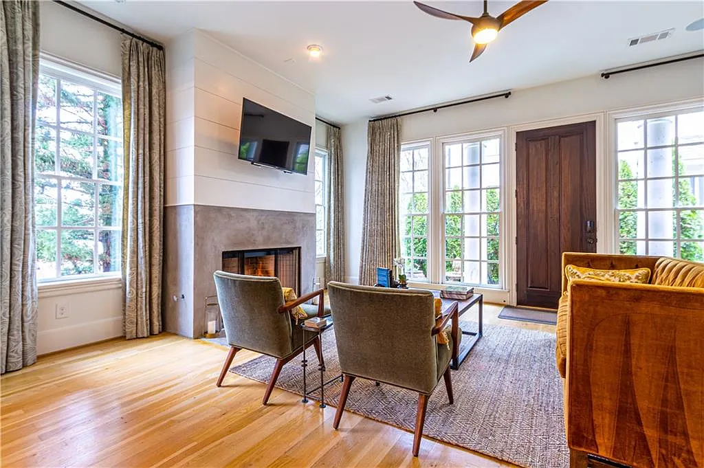 3 bed, 2.5 bath, 2350 sqft, $5,000 — Photo 1