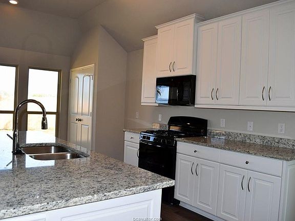 4th image of 804 Heritage Dr