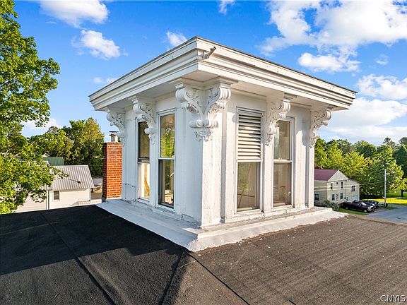 3rd image of 302 Summit St
