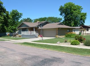 718 E 7th St, Freeman, SD 57029