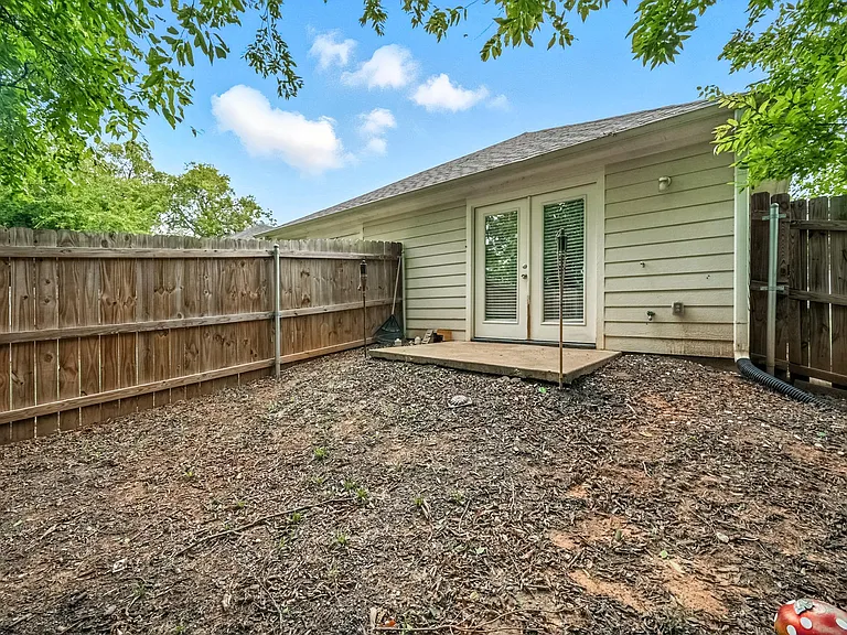 910 N Throckmorton St — Photo 16