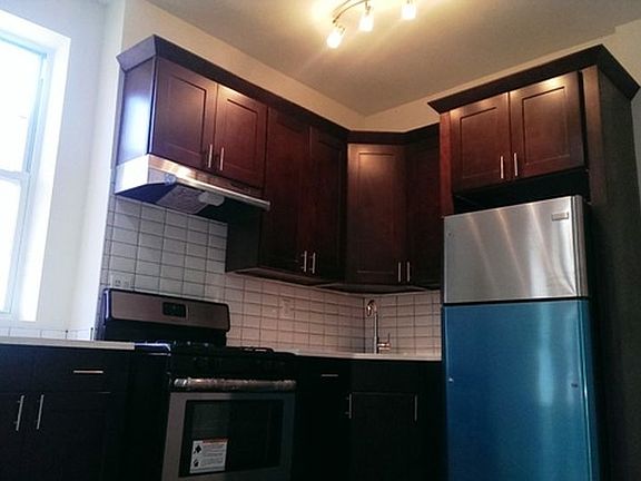 2nd image of 861 Putnam Ave APT 3