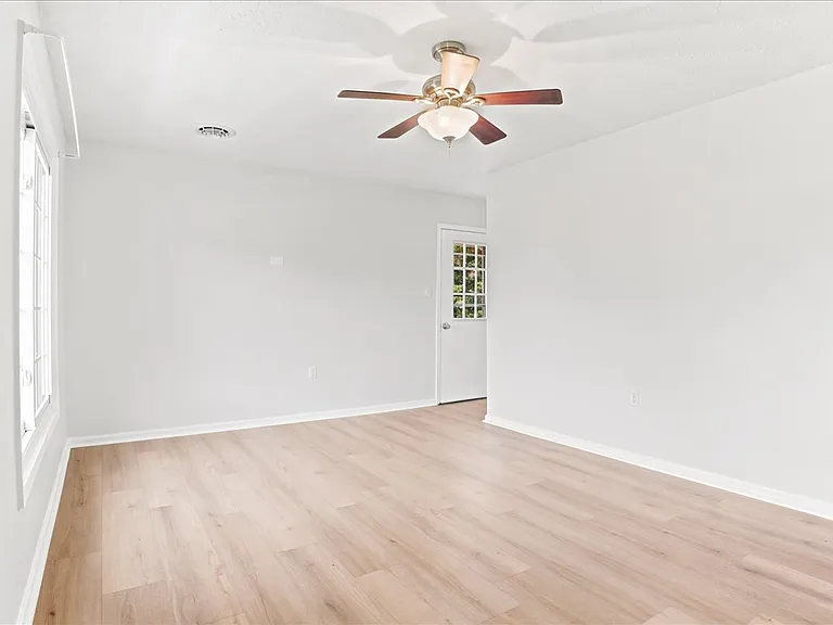 102 Linwood Ct — Photo 8