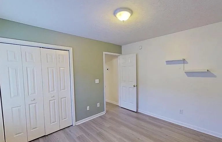 1113 Loman Ln — Photo 13