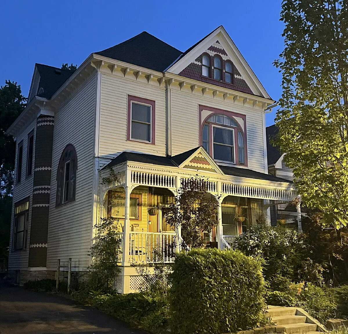 "Charming 2-Bedroom Upper Unit of Victorian Duplex in St. Paul's Summit-University neighborhood, ... — Photo 1