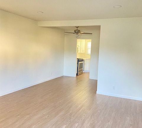 4th image of 1009 W Huntington Dr APT 13